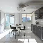 Spacious 2-Br Apartment Walk To Beach & City Center