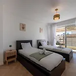 Spacious 2-Br Apartment Walk To Beach & City Center