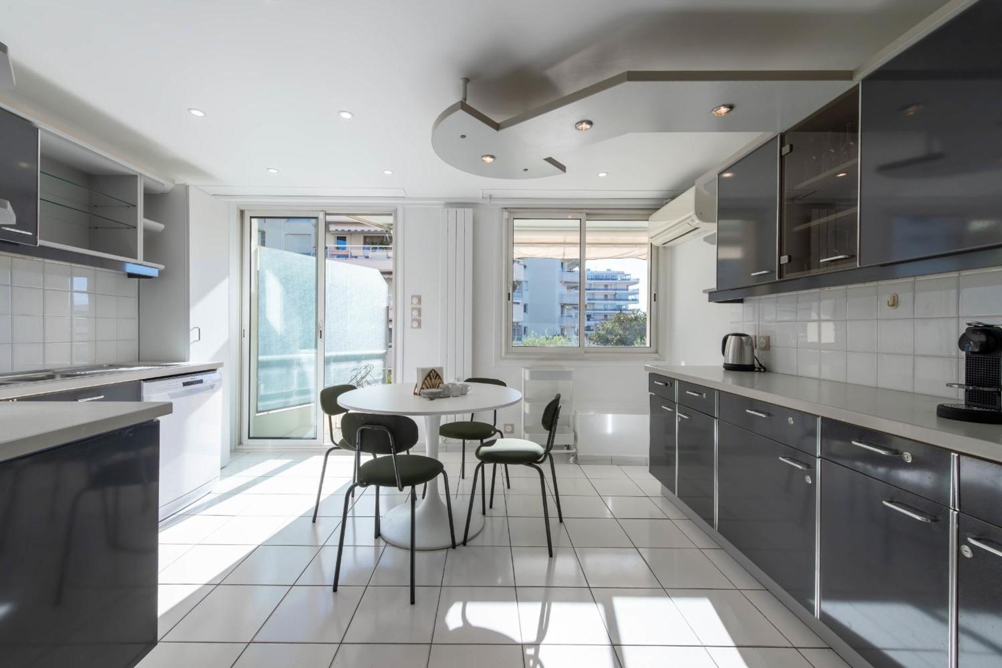 Spacious 2-br Walk To & Center * Cannes