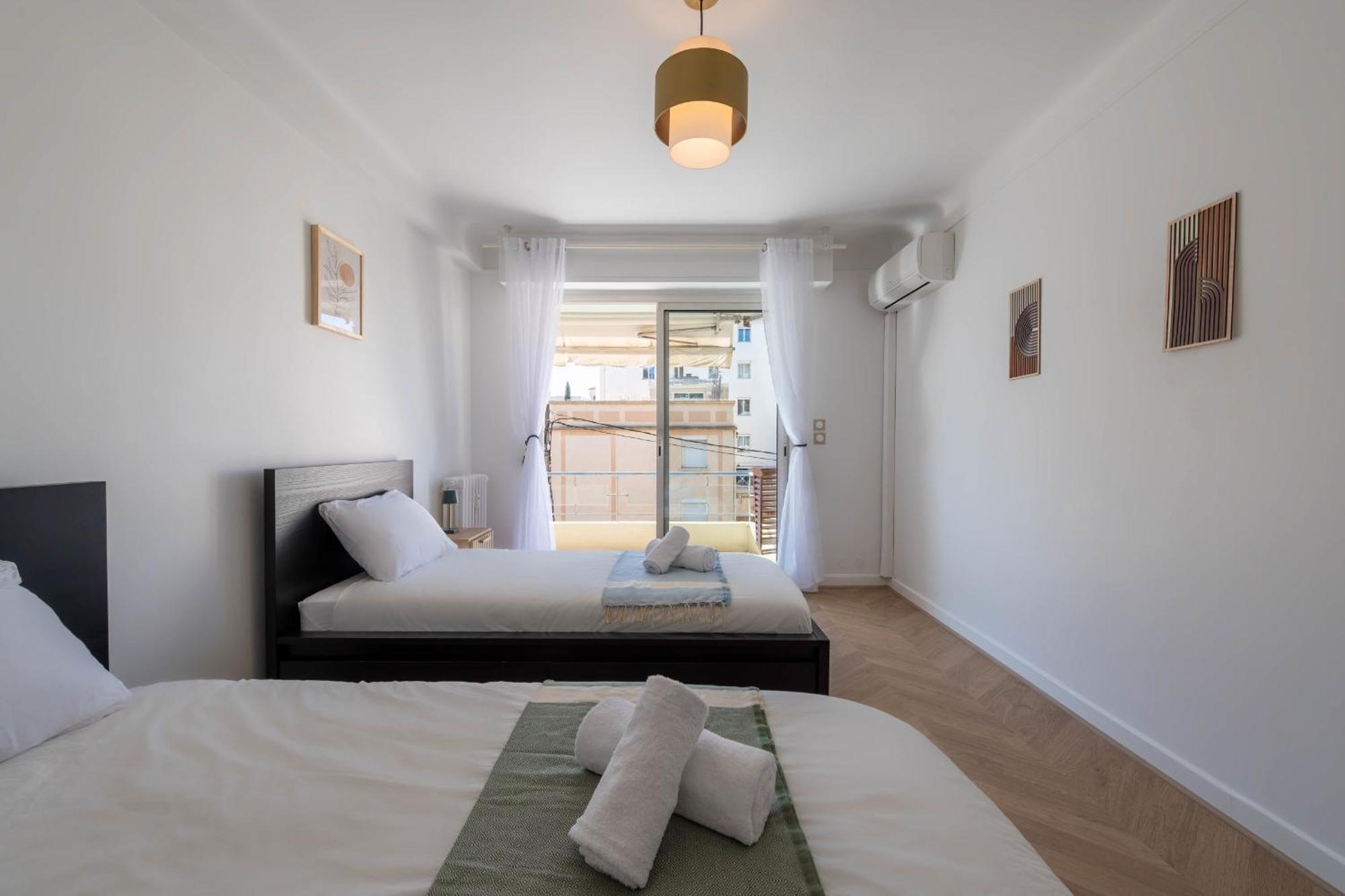 Spacious 2-br Walk To & Center * Cannes