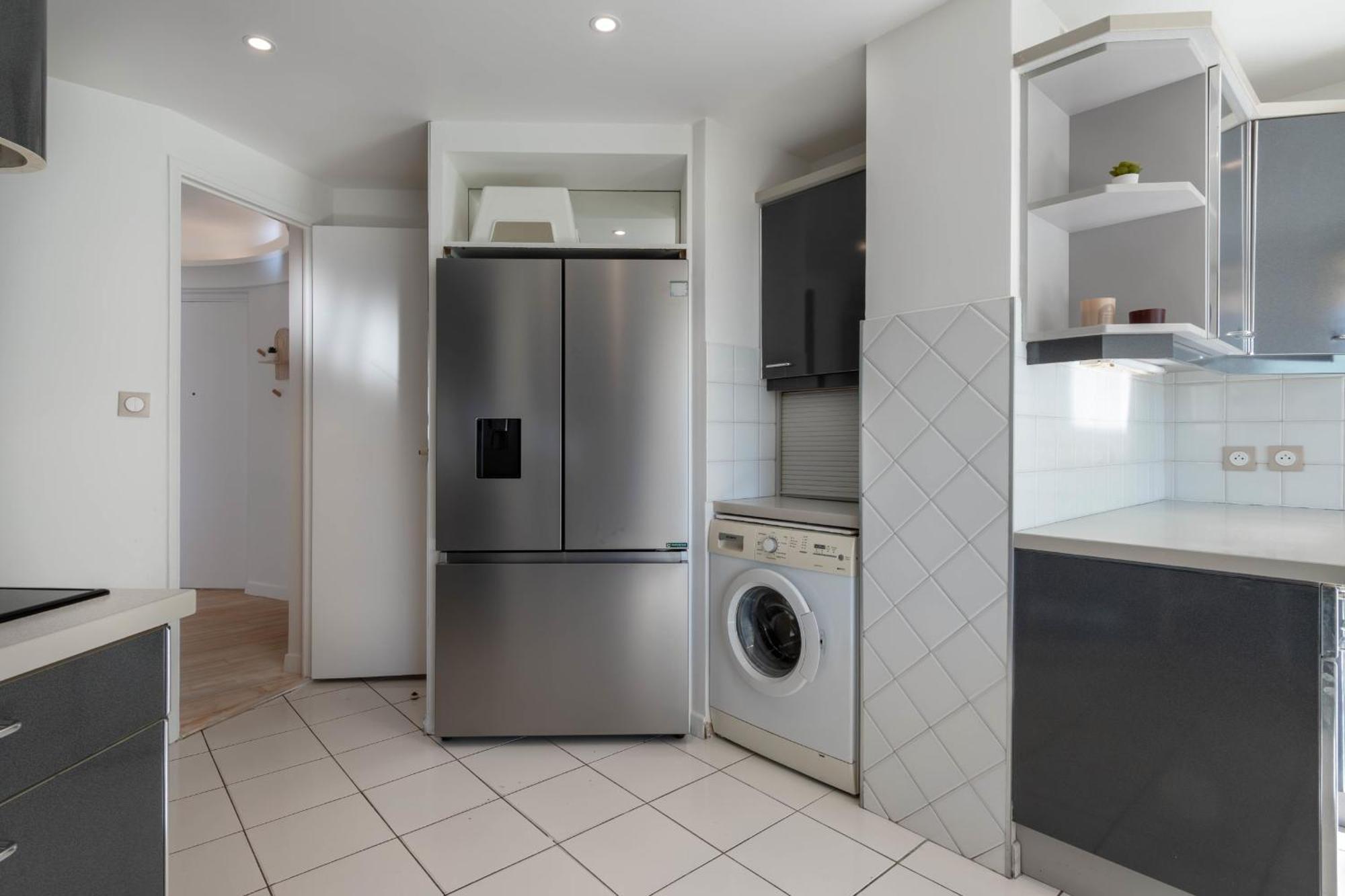 Spacious 2-br Walk To & Center Cannes