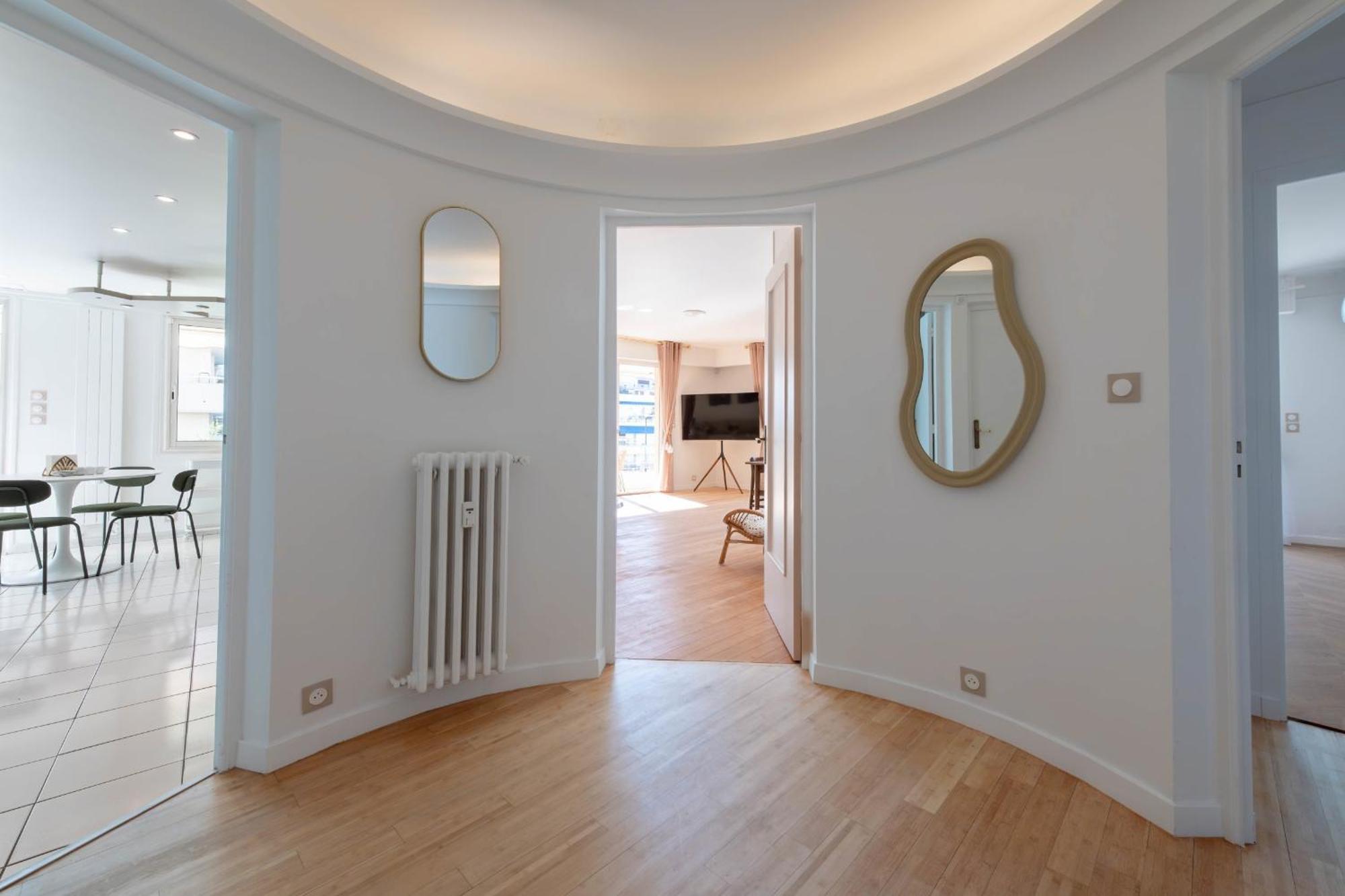 Spacious 2-br Walk To & Center Appartement