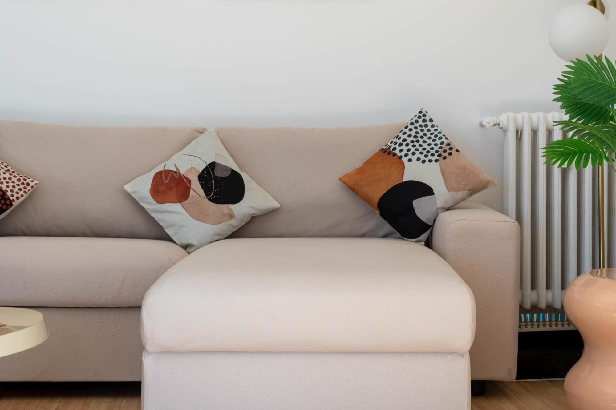 Spacious 2-br Walk To & Center Appartement *