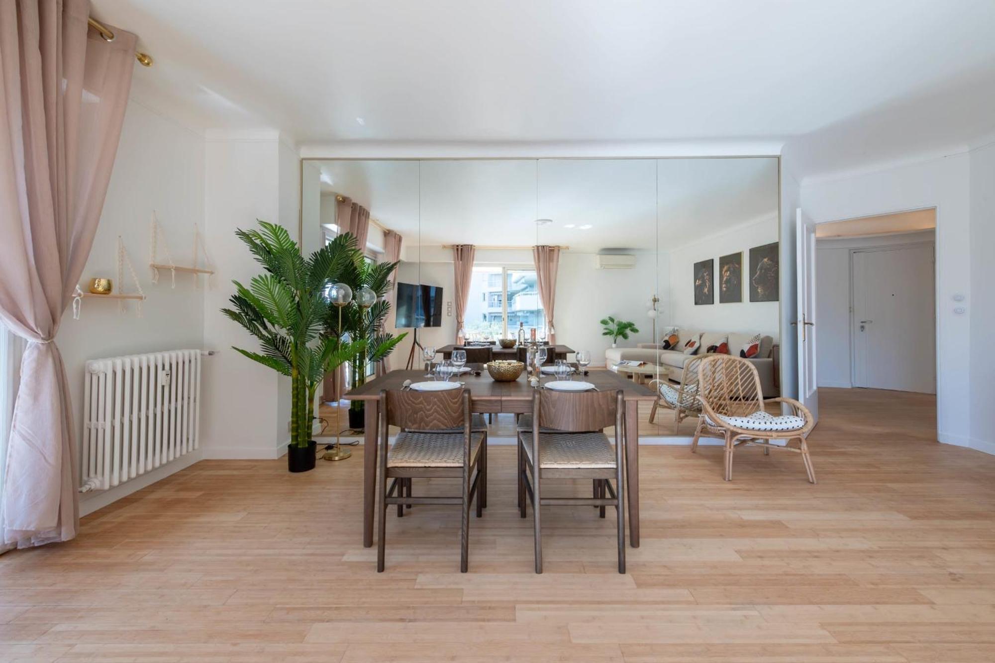 Spacious 2-br Walk To & Center Cannes