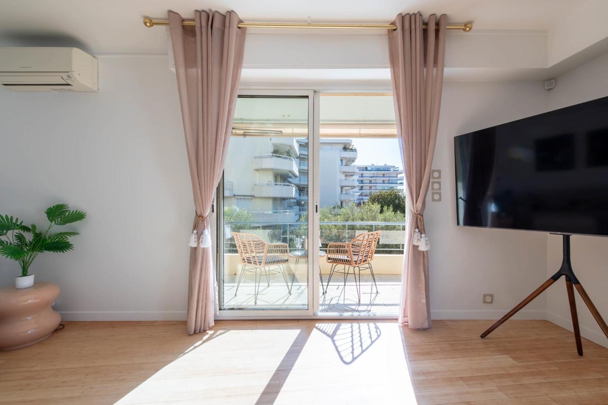 Spacious 2-br Walk To & Center * Cannes