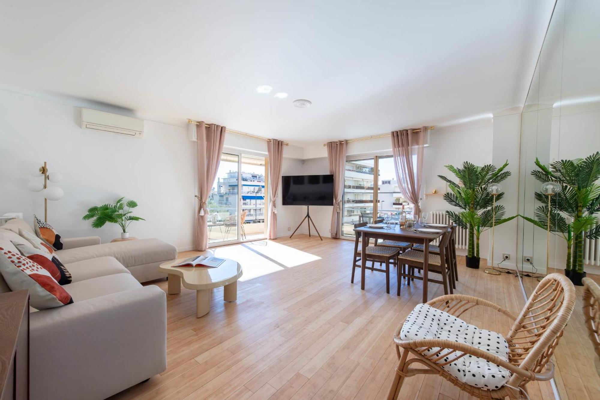 Spacious 2-br Walk To & Center Appartement
