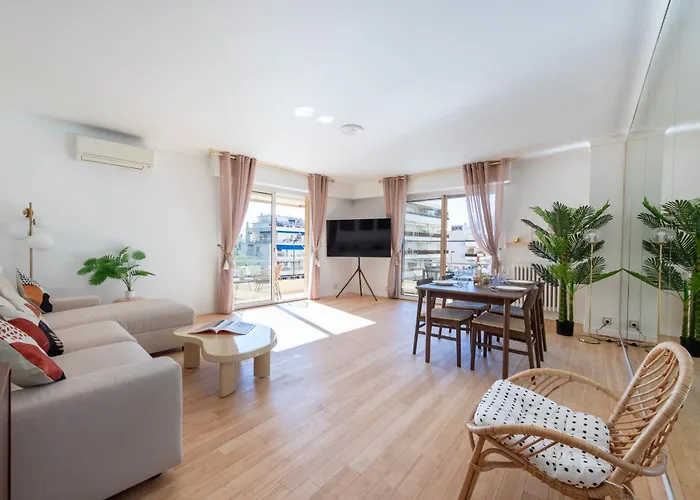Spacious 2-Br Apartment Walk To Beach & City Center