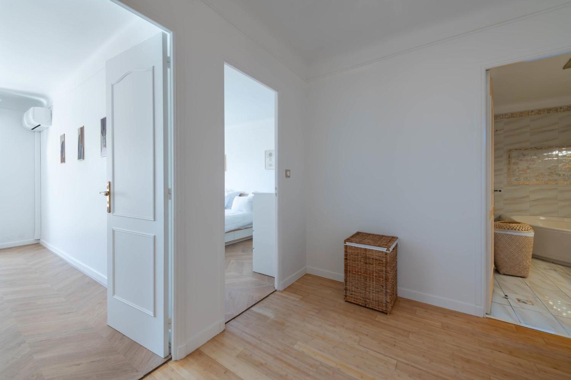 Spacious 2-br Walk To & Center Apartamento