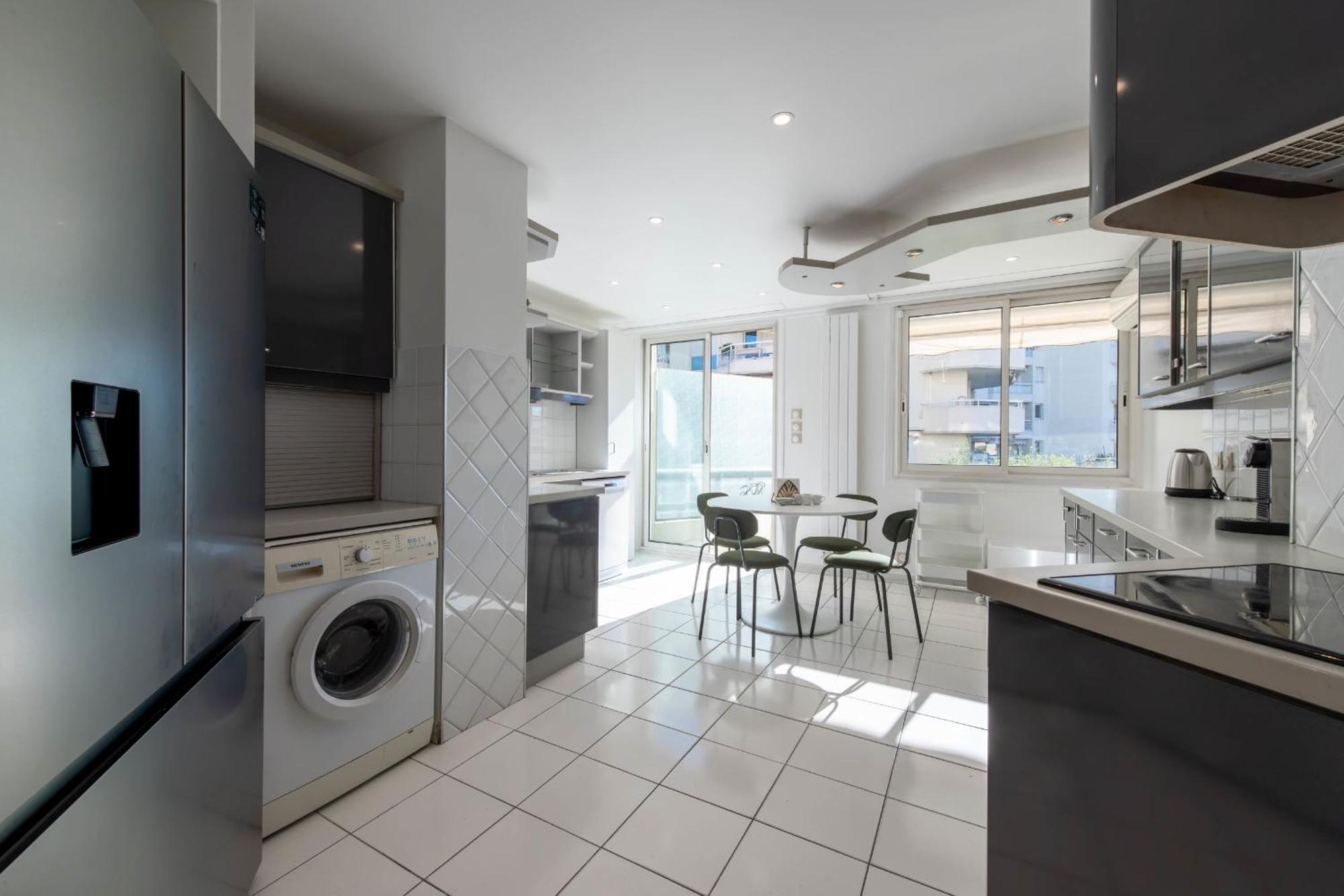 Spacious 2-br Walk To & Center Apartamento