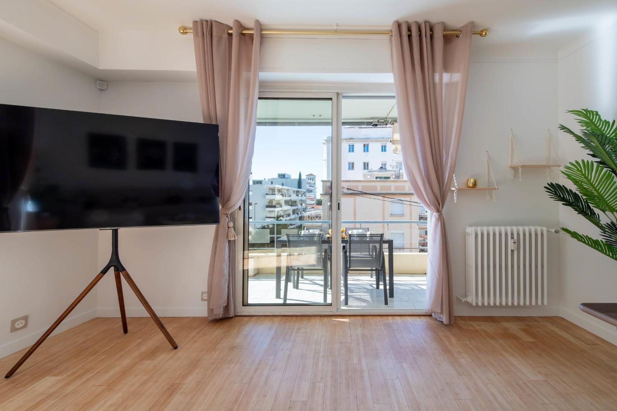 Spacious 2-br Walk To & Center * Cannes